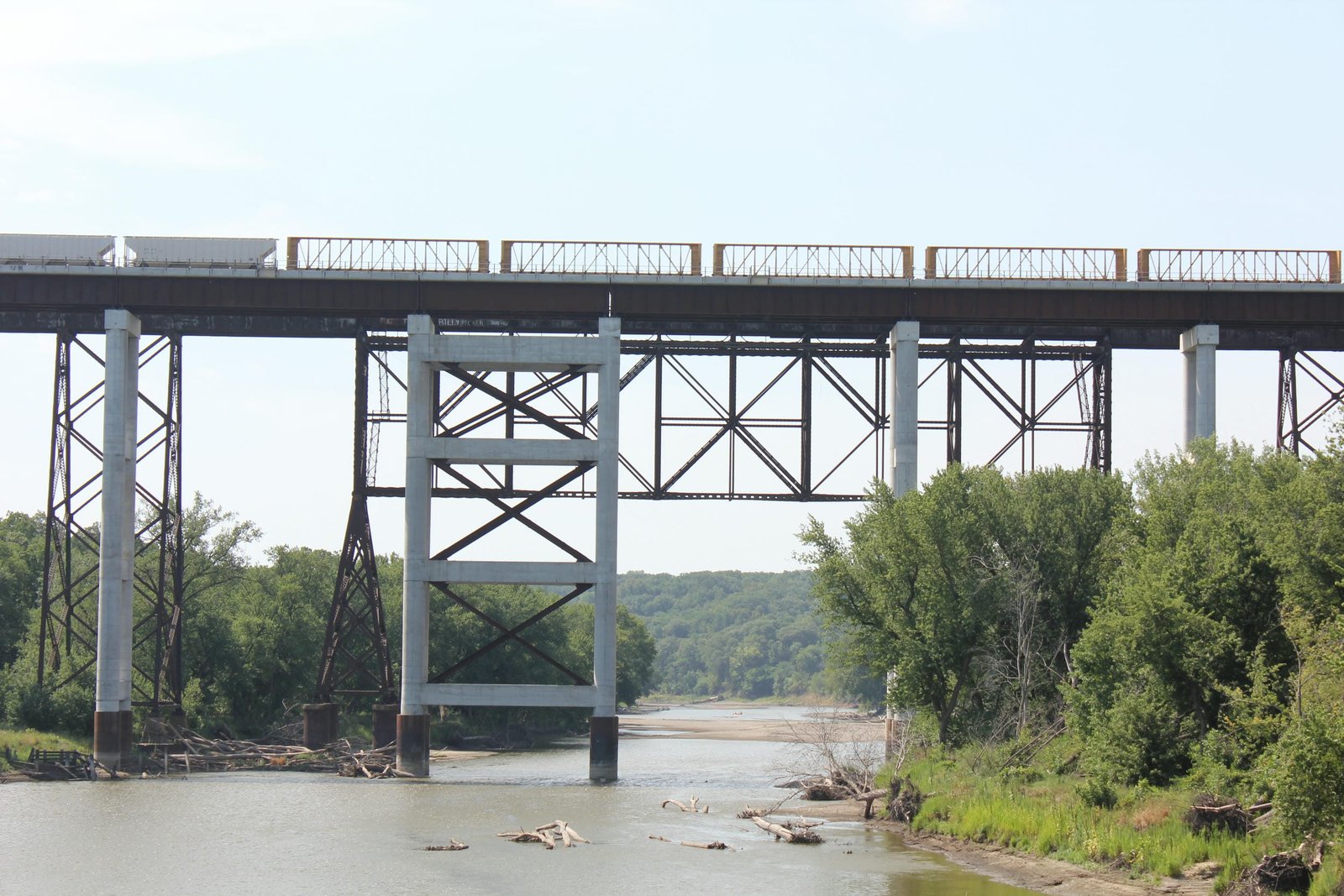 Overview of river spans from upstream, old bridge in background